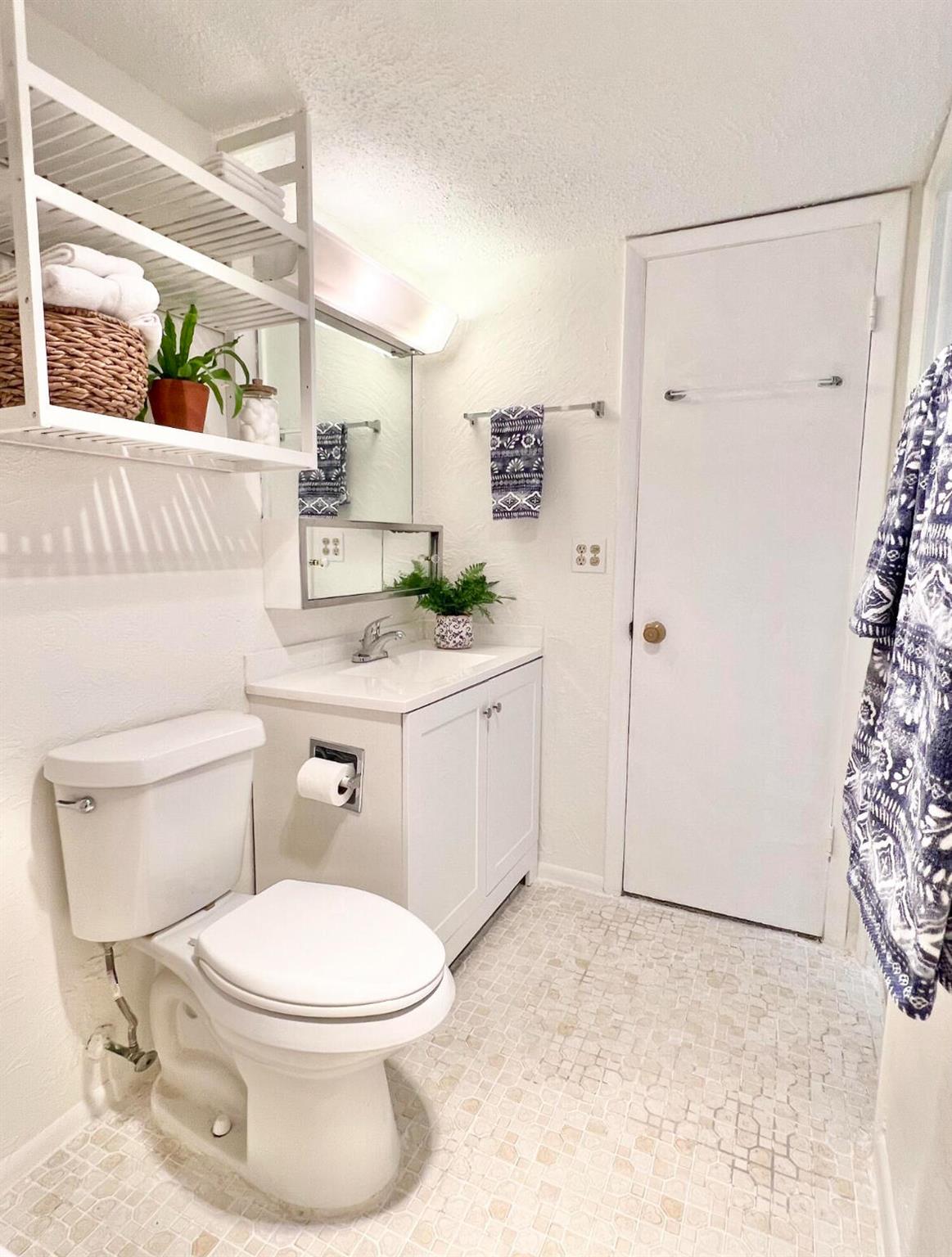 GOLDEN LAKES VILLAGE COND - Residential
