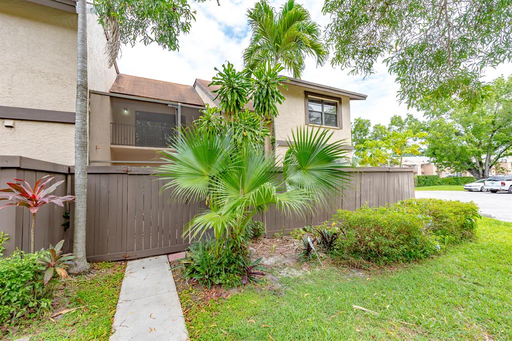 SPACIOUS TOWNHOUSE. is 3/2 locate in the hear of Pembroke pines. separate dining room and living area.