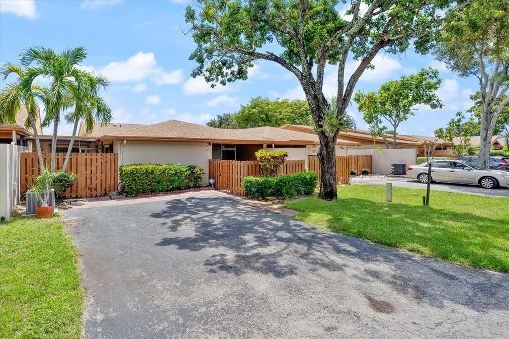 Photo of 2035 SW 24TH Circle, Boynton Beach, FL 33426 (MLS # B26065430)