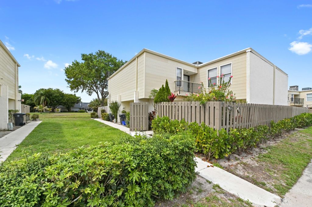 Photo of 1606 Shaker Circle, Wellington, FL 33414 (MLS # B26005012)