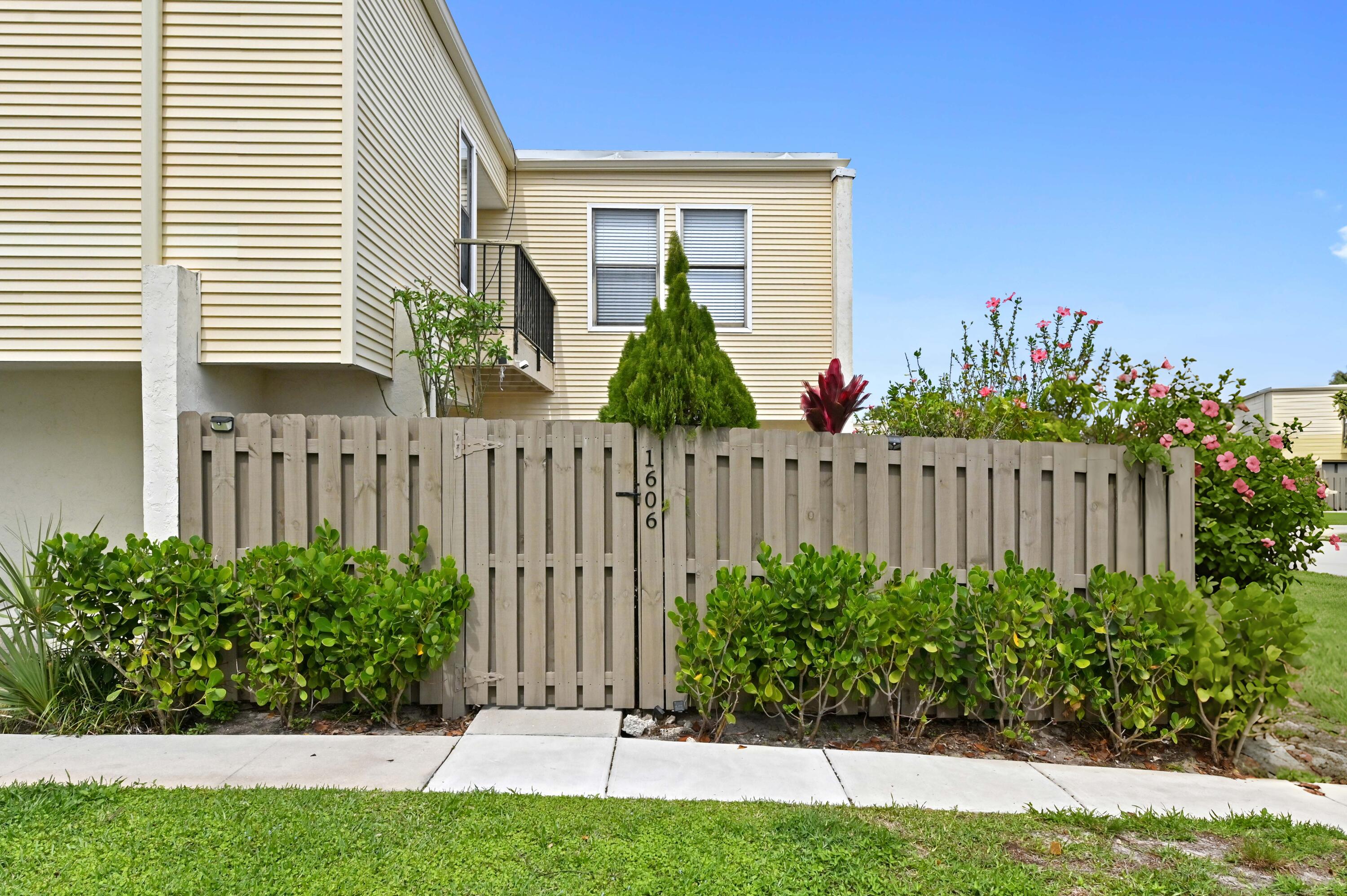 FRENCH QUARTER - Residential Lease