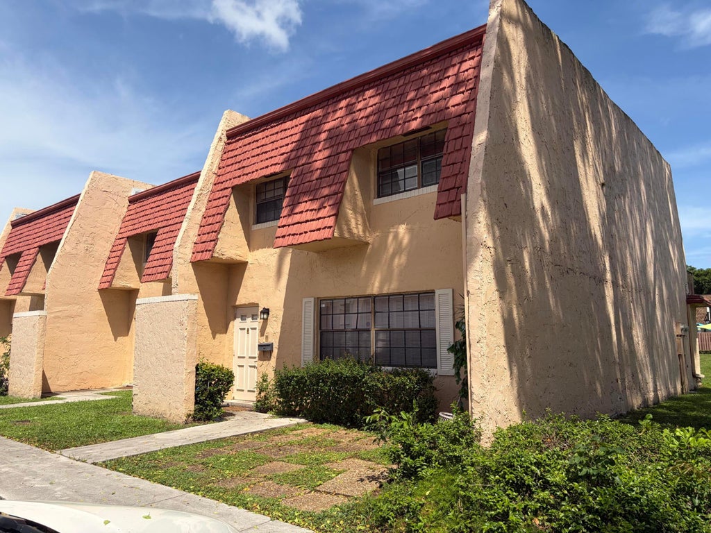 Photo of 40 SPINNING WHEEL Lane, Tamarac, FL 33319 (MLS # B26076551)