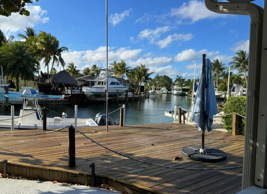 Bring your boat and pack your clothes! Renovated waterfront home just a few houses off the Loxahatchee River. A stones throw from the intracoastal and the sand bars. Every room is beautifully decorated, kitchen is fully equipped. Sleeps 6. 2 car garage, hot tub, large deck and patio over looking water. Located in the heart of Jupiter and close to everything you could ever want or need. Winter in paradise!