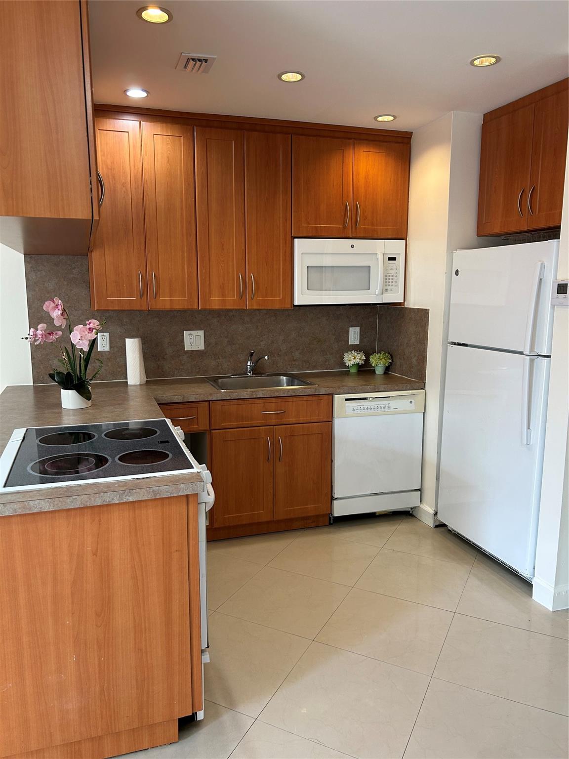 Hallandale Park 5-20 B - Residential Lease