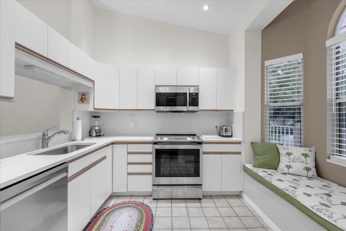 THE LITTLE CLUB CONDO - Residential