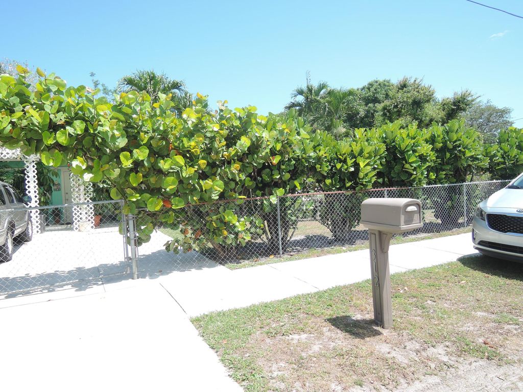 Photo of 312 N 23rd Street, Fort Pierce, FL 34950 (MLS # R10984498)