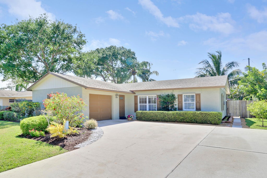 Photo of 14341 Palmwood Road, Palm Beach Gardens, FL 33410 (MLS # R11074042)