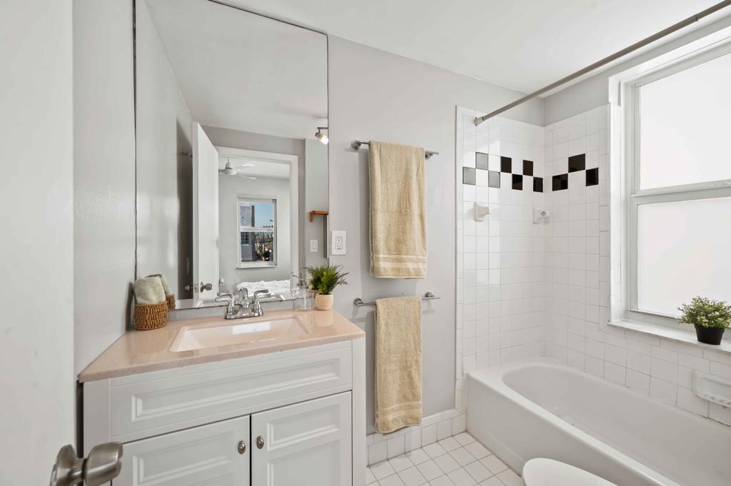 THE LEXINGTON EUCLID COND - Residential Lease