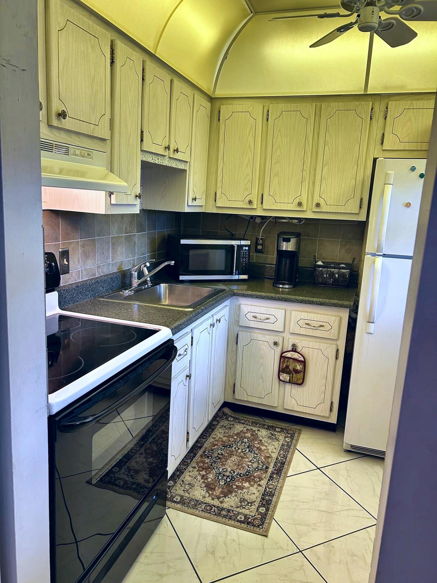 2131 NE 1st Court NE 204
