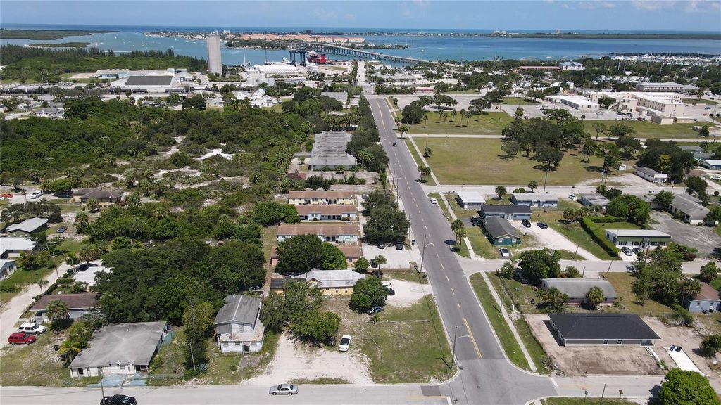 Photo of 916 Avenue H, Fort Pierce, FL 34950 (MLS # F10394174)