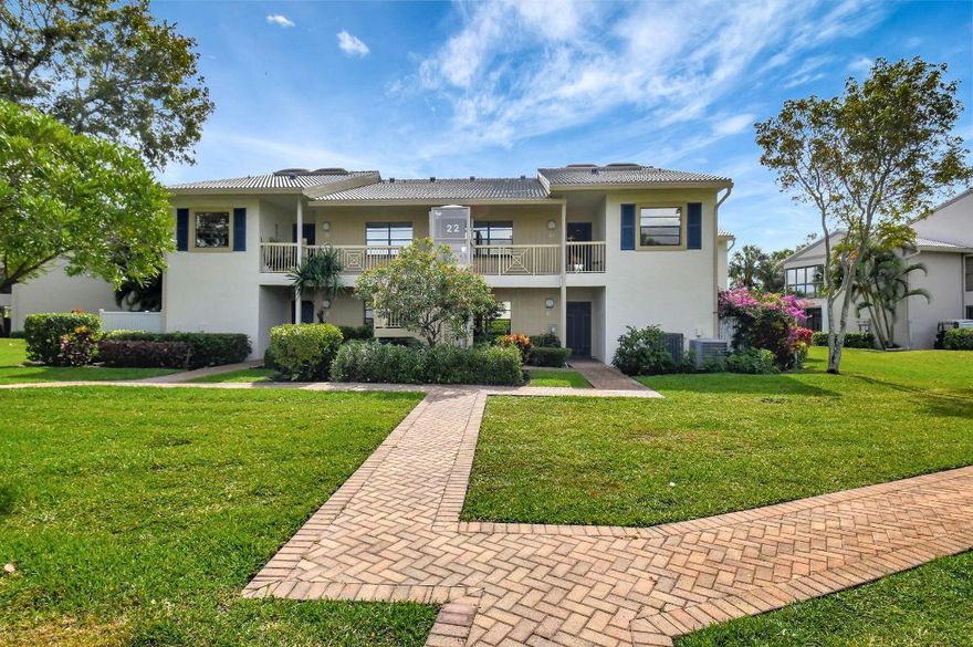 Eastgate = YES, Cathedral Ceiling= YES
Oversized Lanai = YES,
 Gorgeous Lake View=YES
Elevator = YES
Priced to Sell = YES
Beautiful 2nd floor Conv 3 bedroom.
Spacious, Eat In Kitchen, Cathedral Ceilings w/Clerestory Windows in Dining & Living areas.
Tranquil Eastern morning Exposure