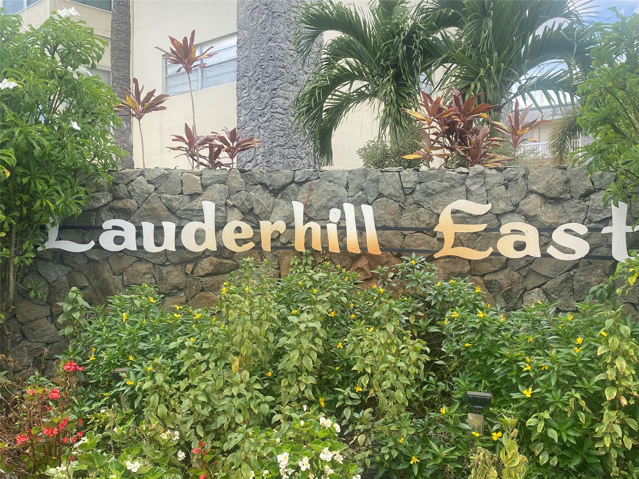 GREAT PENTHOUSE CORNER UNIT . 2 BEDS/2 FULL BATHS WITH GREAT PATIO OVERLOOKING GARDEN AND POOL. VERY WELL MAINTANED COMPLEXAND VERY LOW ASSOCIATION FEE. CLUB HOUSE, GYM, SAUNA, BILLARD,SHUFFLE BOARD, BBQ, PICNIC AREA AND 2 POOLS. CENTRALLY LOCATED CLOSE TO MALLS, GOLF, SPORT ARENAS AND NATURE PRESERVS.