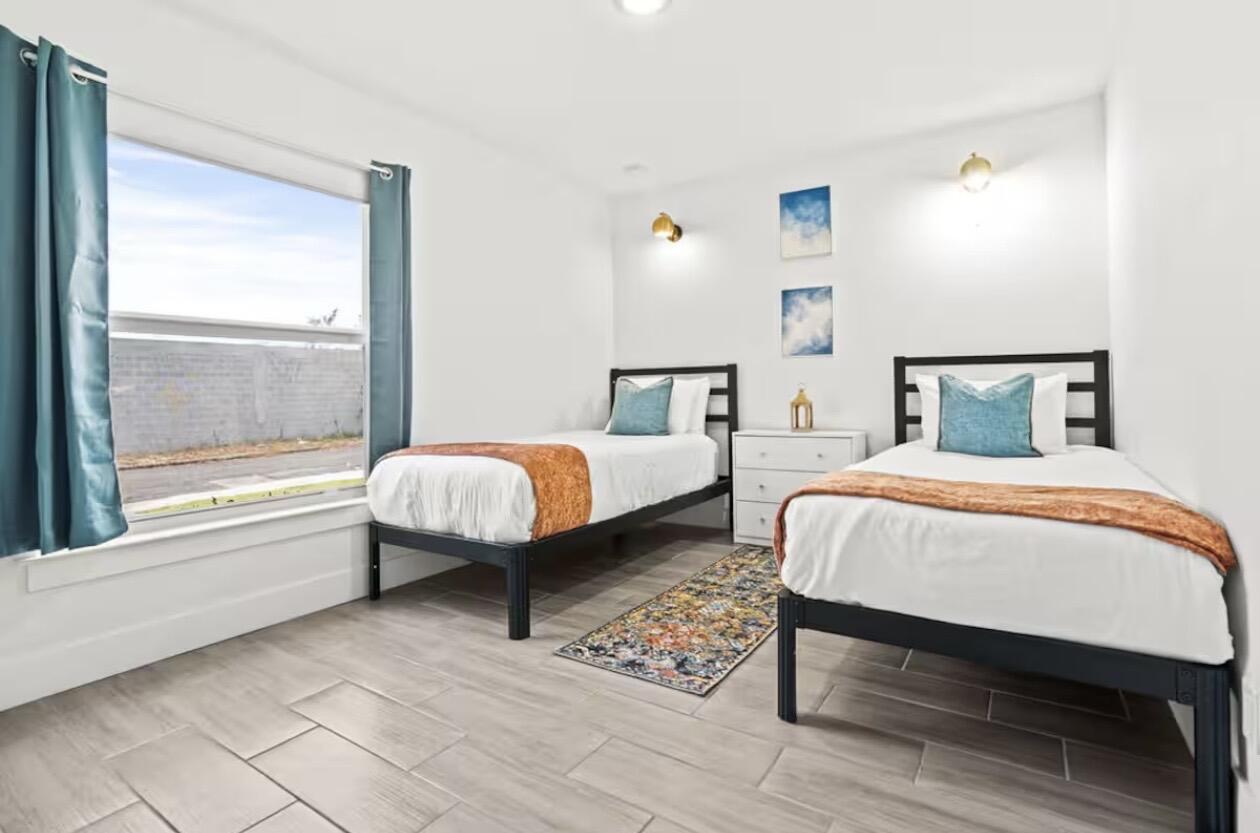 P B NORTH - Residential Lease