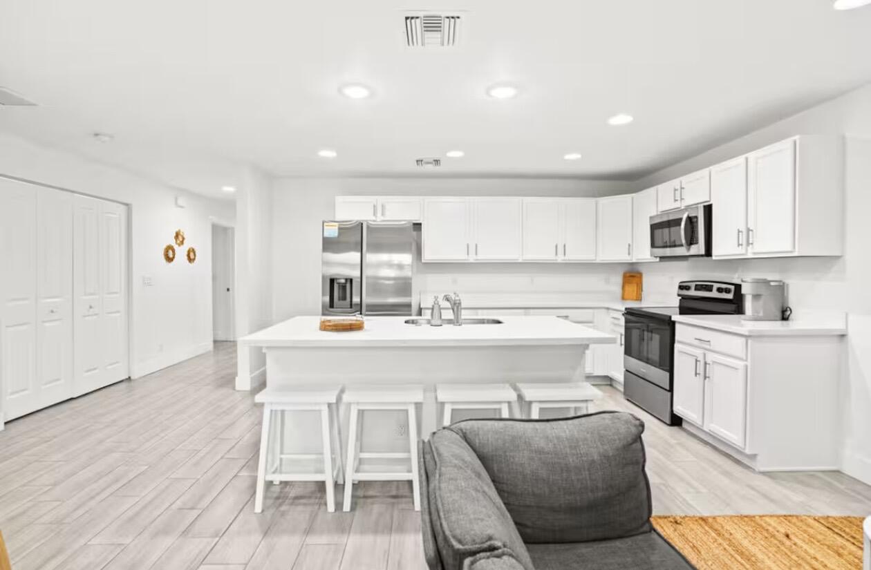 P B NORTH - Residential Lease