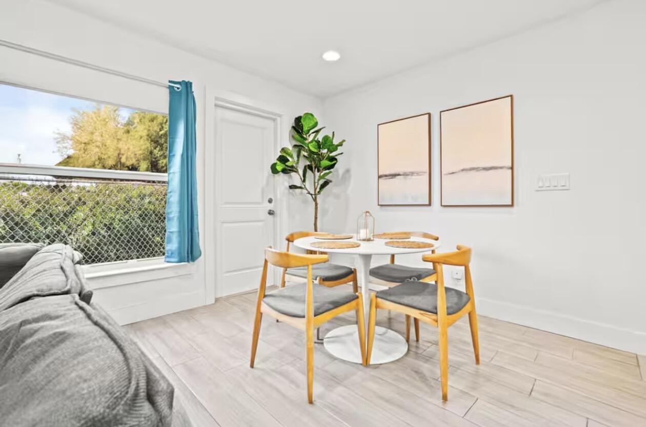 P B NORTH - Residential Lease