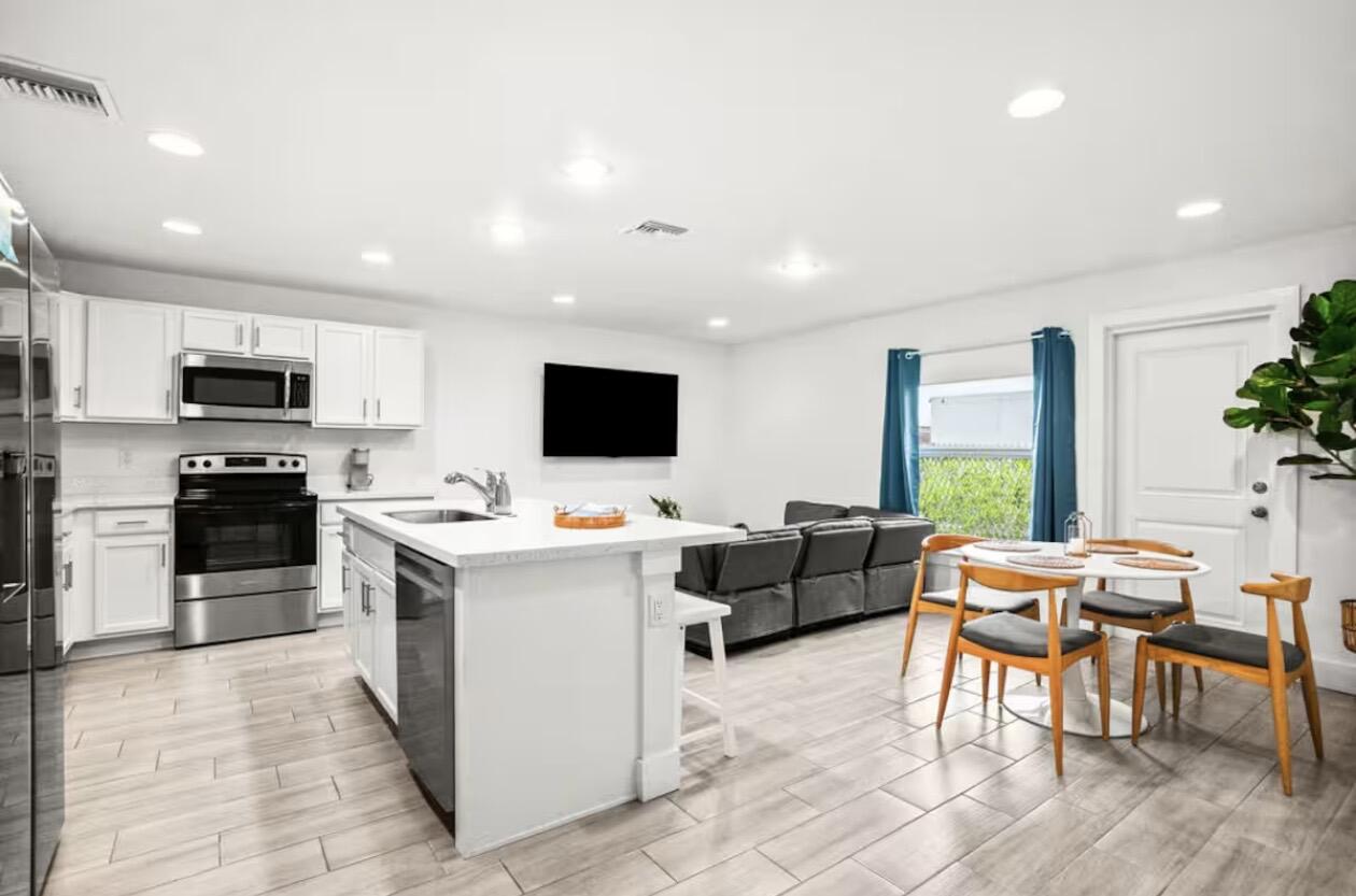 P B NORTH - Residential Lease