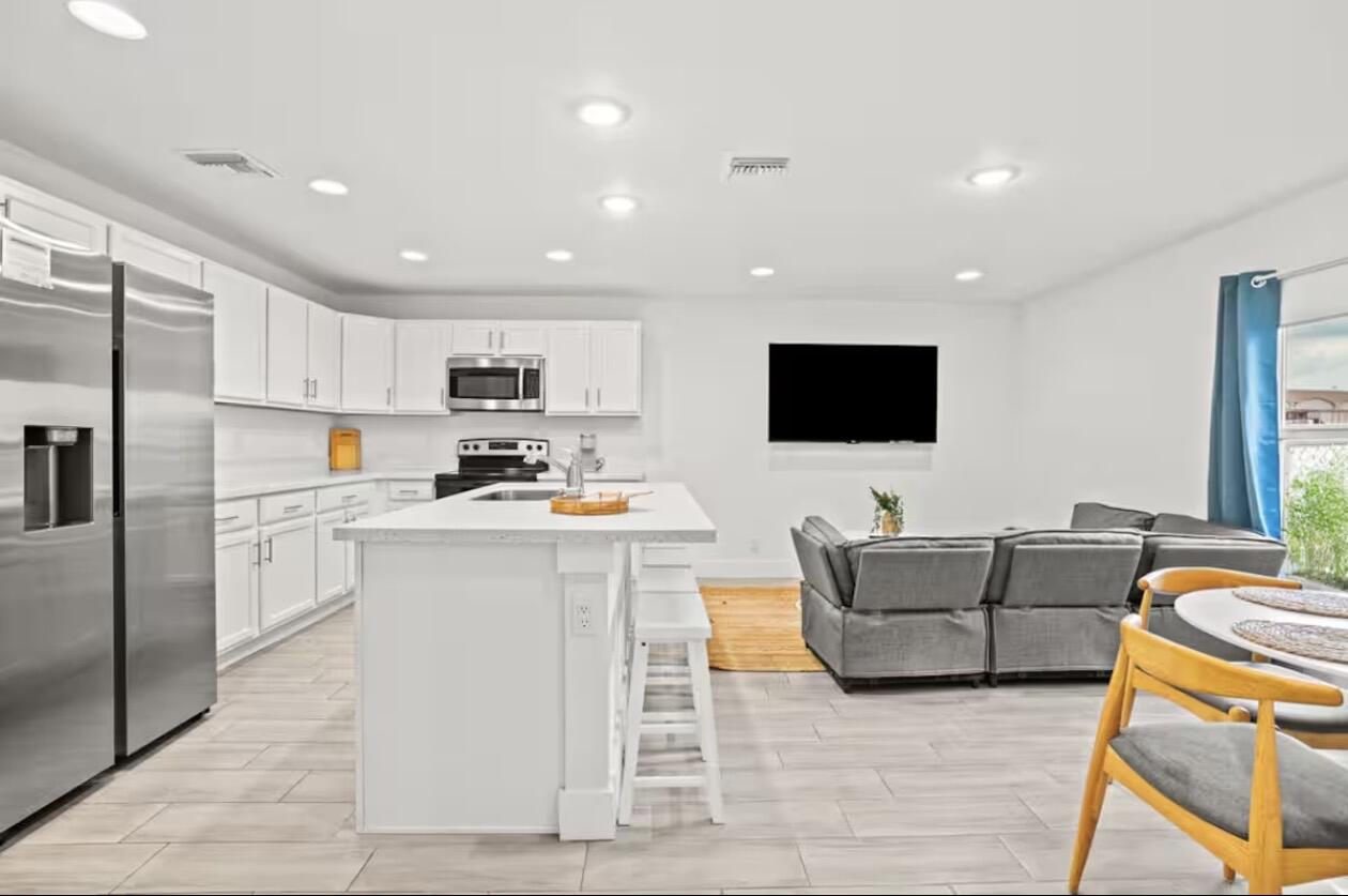 P B NORTH - Residential Lease