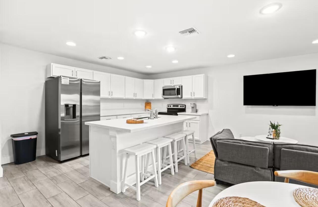 P B NORTH - Residential Lease