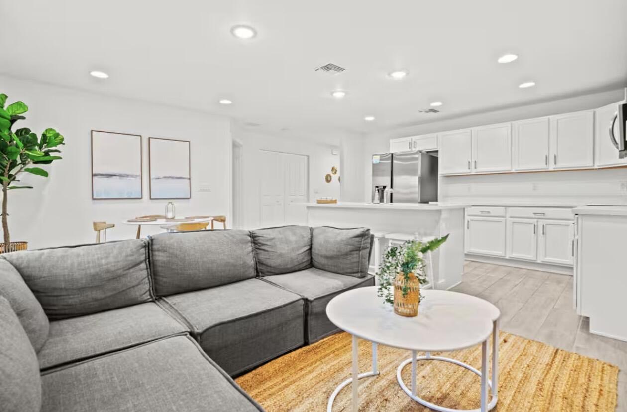 P B NORTH - Residential Lease