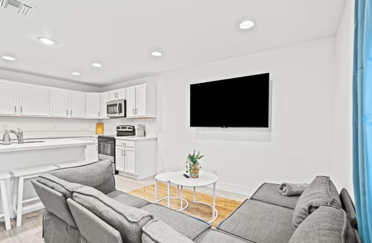 P B NORTH - Residential Lease