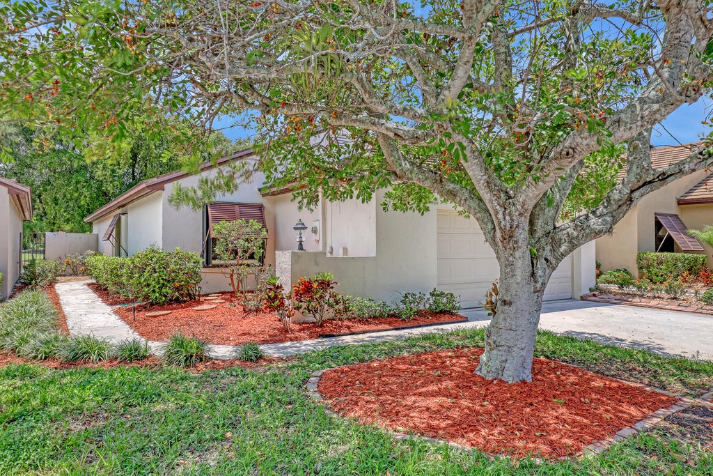 Photo of 58 Ironwood Way N, Palm Beach Gardens, FL 33418 (MLS # R10939167)