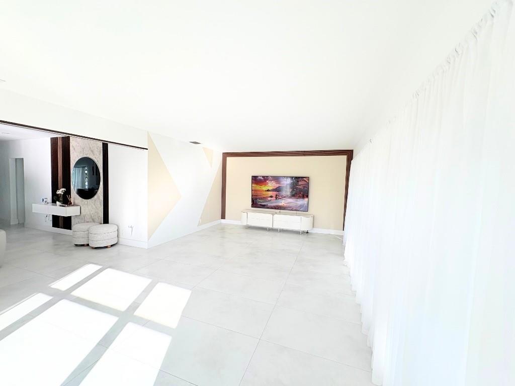 HOLLYWOOD LAKES SECTION - Residential