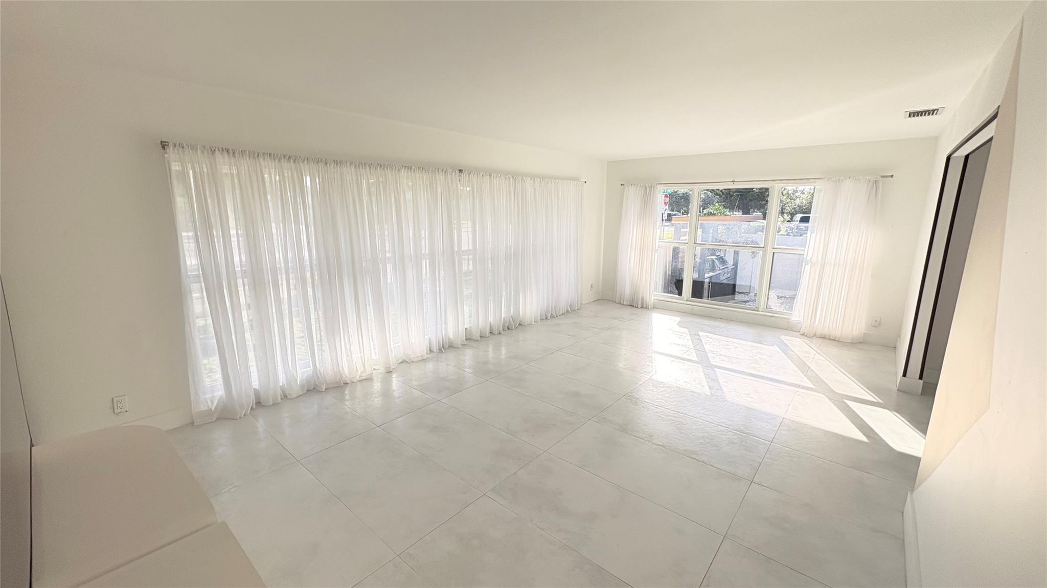 HOLLYWOOD LAKES SECTION - Residential