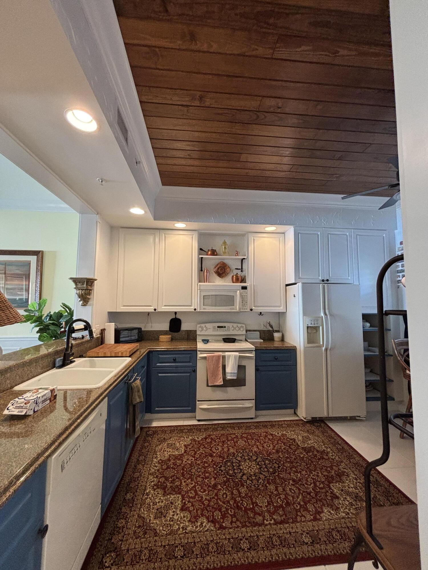 22 Harbour Isle Drive W 201