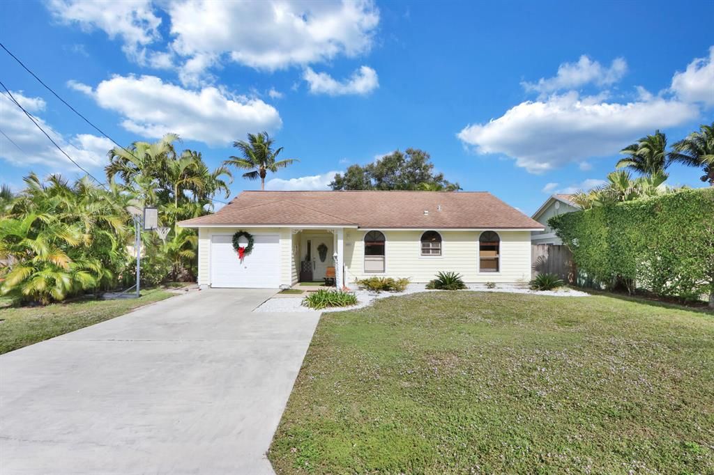 Photo of 6047 Robinson Street St, Jupiter, FL 33458 (MLS # R10673848)