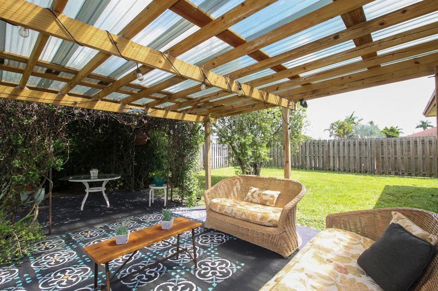 Impecable 3 bedroom house in the heart of Wellington available for the upcoming Equestrian Season. No HOA! Enjoy Forida winter in this cozy pet friendly home relaxing in the amazing private back yard. Close to restaurants, supermarkets and equestrian venues.