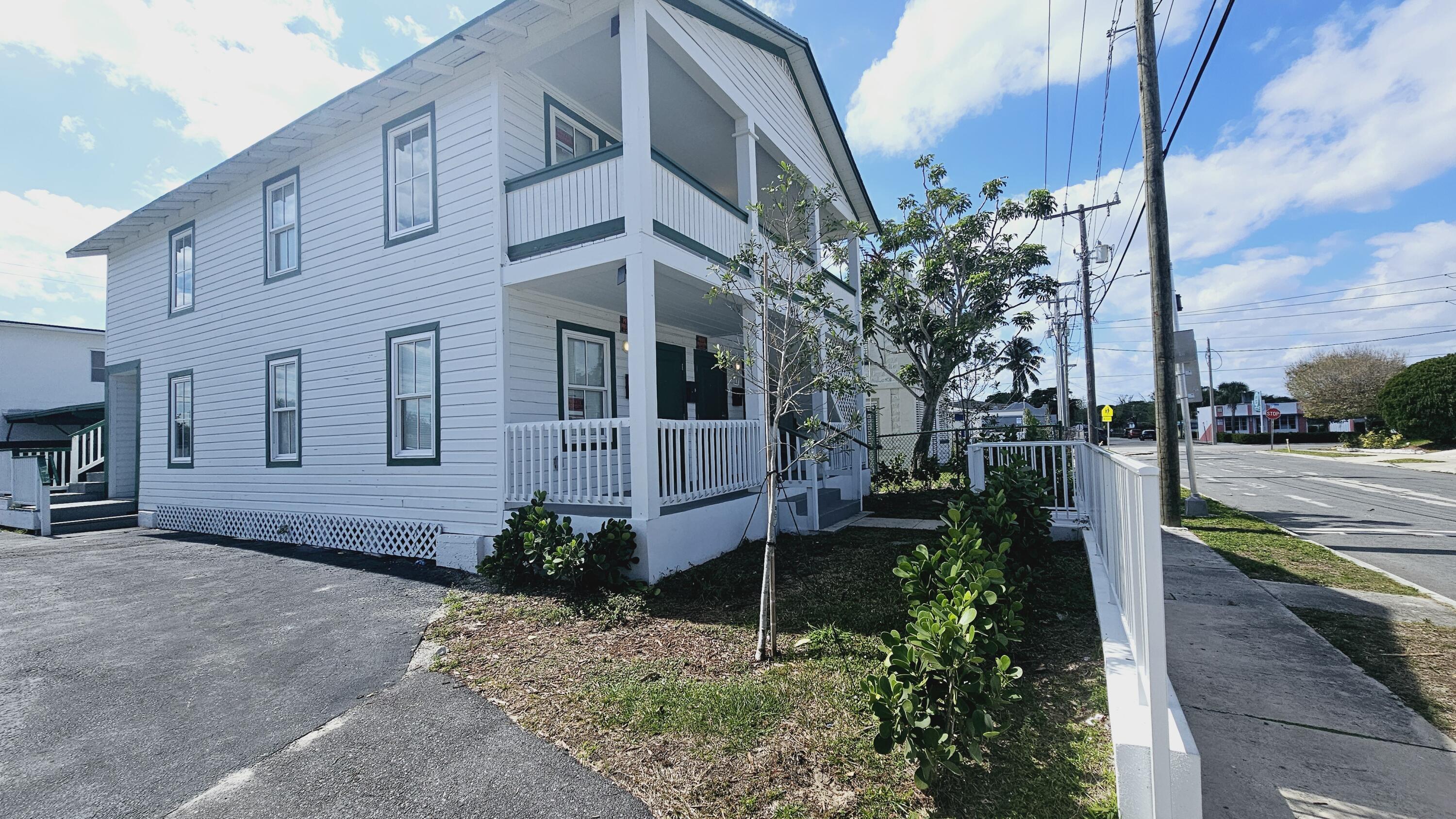FULLY REMODILED UNIT READTY FOR MOVE IN.JUST A FEW SHORT MINUTES TO DOWNTOWN AND BEACHES A MUST SEE