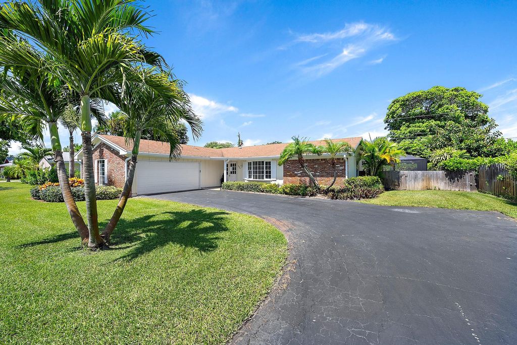 Photo of 19927 Hibiscus Drive, Jupiter, FL 33469 (MLS # R11101694)