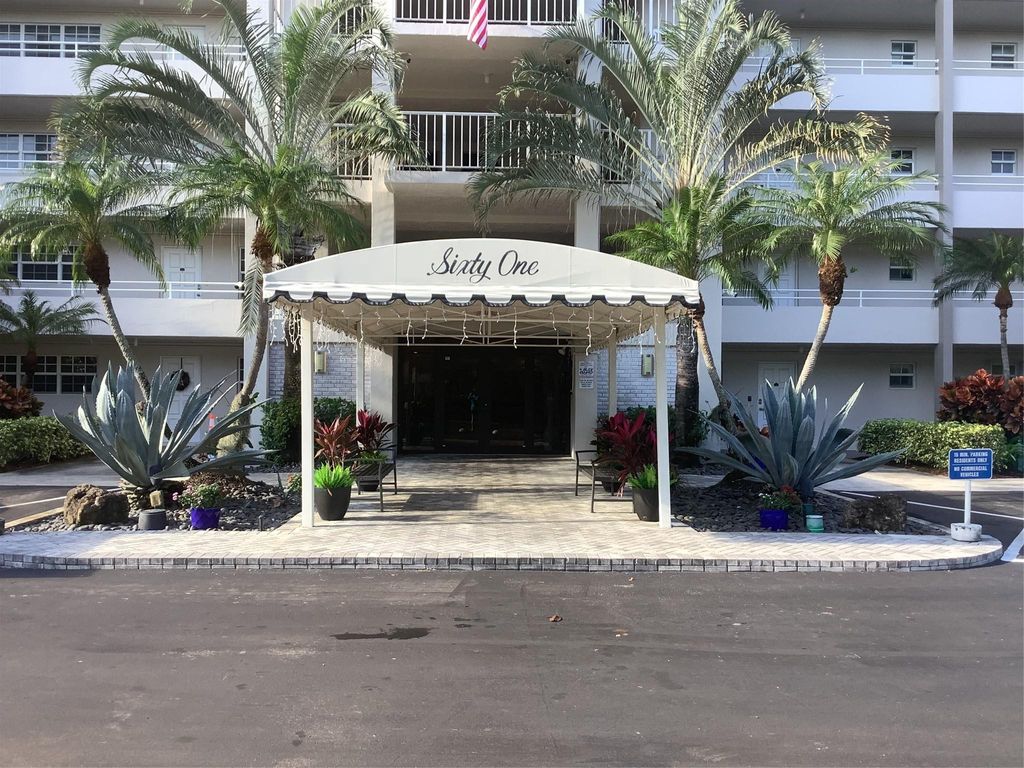 Photo of 575 Oaks Lane #608, Pompano Beach, FL 33069 (MLS # F10539702)