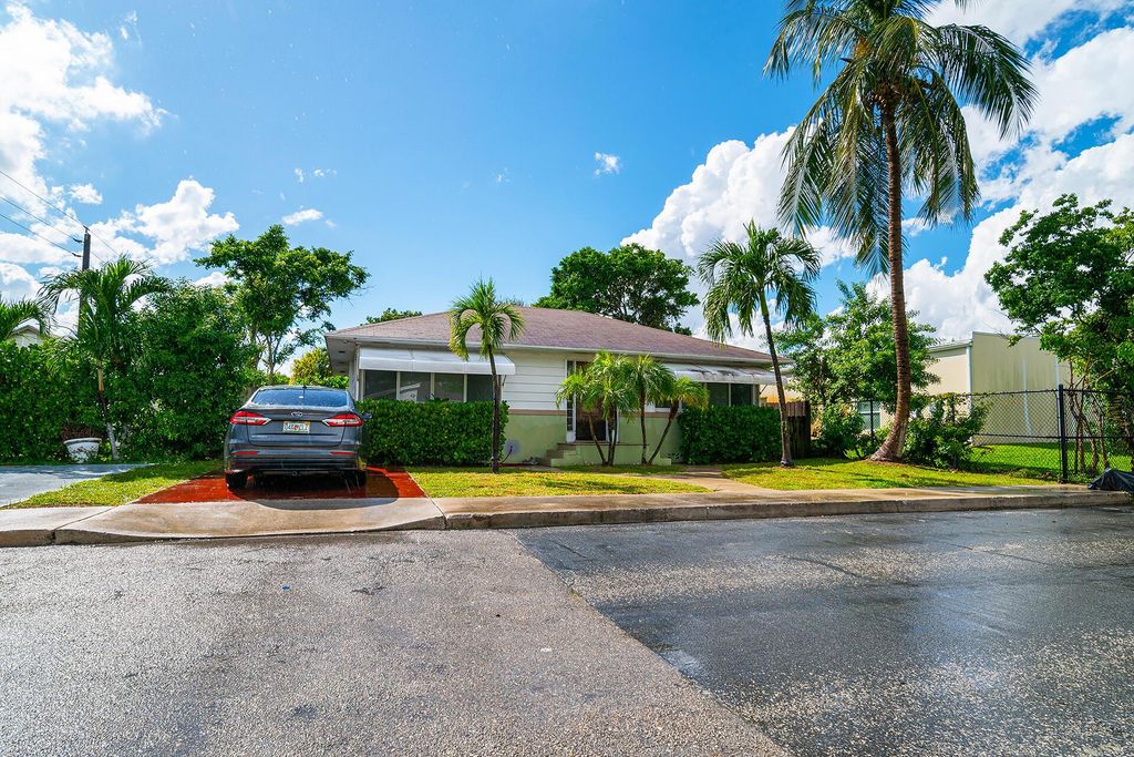 Photo of 727 S M Street #1, Lake Worth Beach, FL 33460 (MLS # R11125995)