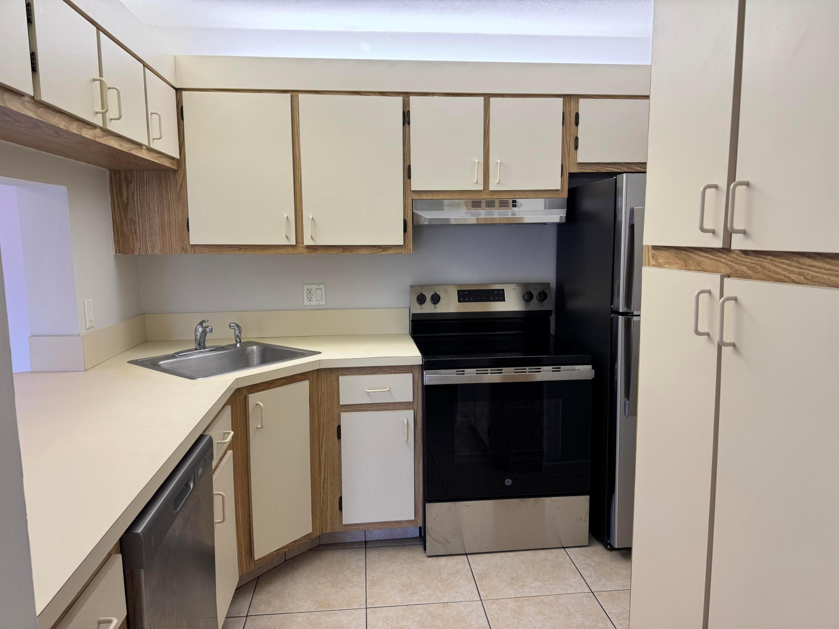 PALM CLUB VILLAGE II CONDO - Residential Lease