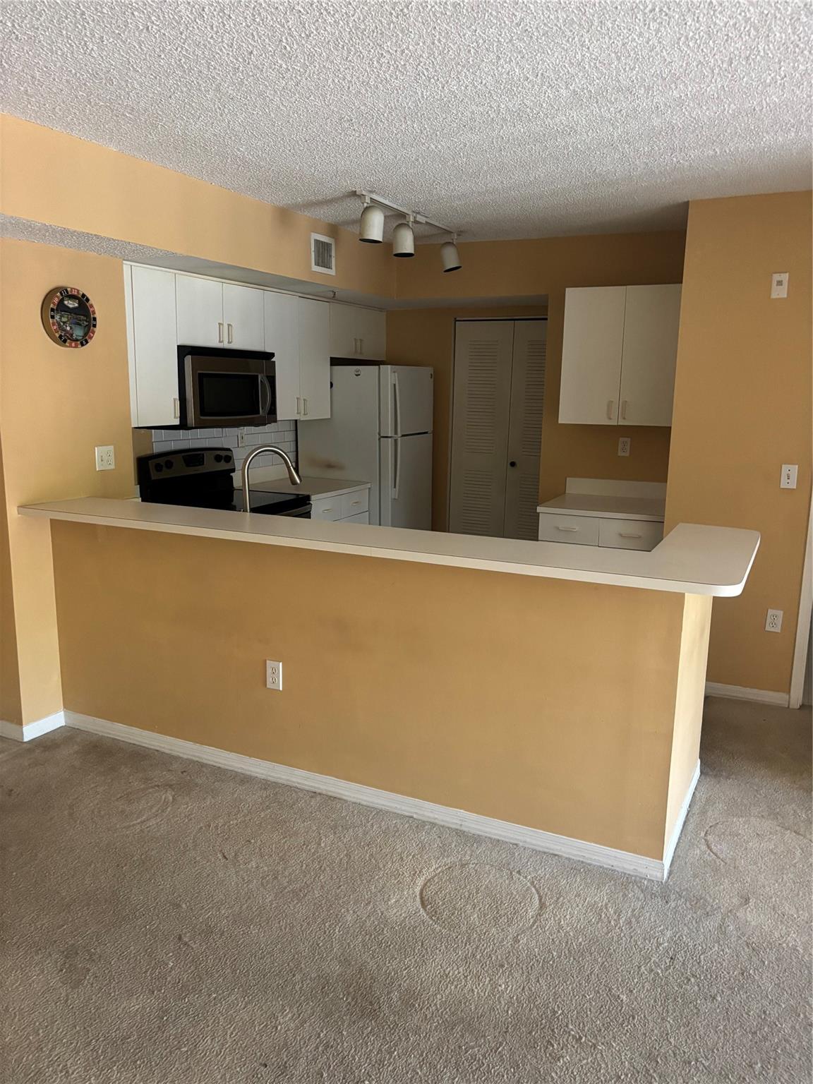 Welcome to this spacious 2-bedroom, 2-bathroom apartment offering comfort and convenience in every detail. Enjoy cozy carpeted floors throughout, a full kitchen equipped with modern appliances, and a dedicated laundry room with washer and dryer included. Both bedrooms are generously sized, and the two full bathrooms provide added privacy and flexibility. Perfect for roommates, small families, or anyone seeking a well-appointed living space in a quiet, well-maintained community. UNIT IS VACATE READY TO MOVE IN AUGUST 5th
FAST APPROVAL QUICK MOVE IN.
