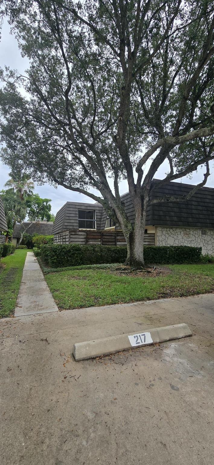 THIS BEAUTIFUL TOWNHOME HAS BEEN JUST REMODELED AND READY FOR MOVE IN. GREAT OPPORTUNITY AND GREAT LOCATION PART OF PGA NATIONAL-IN THE GLENWOOD COMMUNITY. 2995/MO--HOA AND POA INCLUDED IN THE MONTHLY RENT! CONVENIENTLY LOCATED JUST WEST OF TURNPIKE ON PGA. THIS HOME IS BEAUTIFUL INSIDE-MUST SEE TO APPRECIATE THIS SWEET RENOVATION.1ST, LAST & SECURITY REQUIRED AND HOA APPROVAL PRIOR TO MOVING IN.
