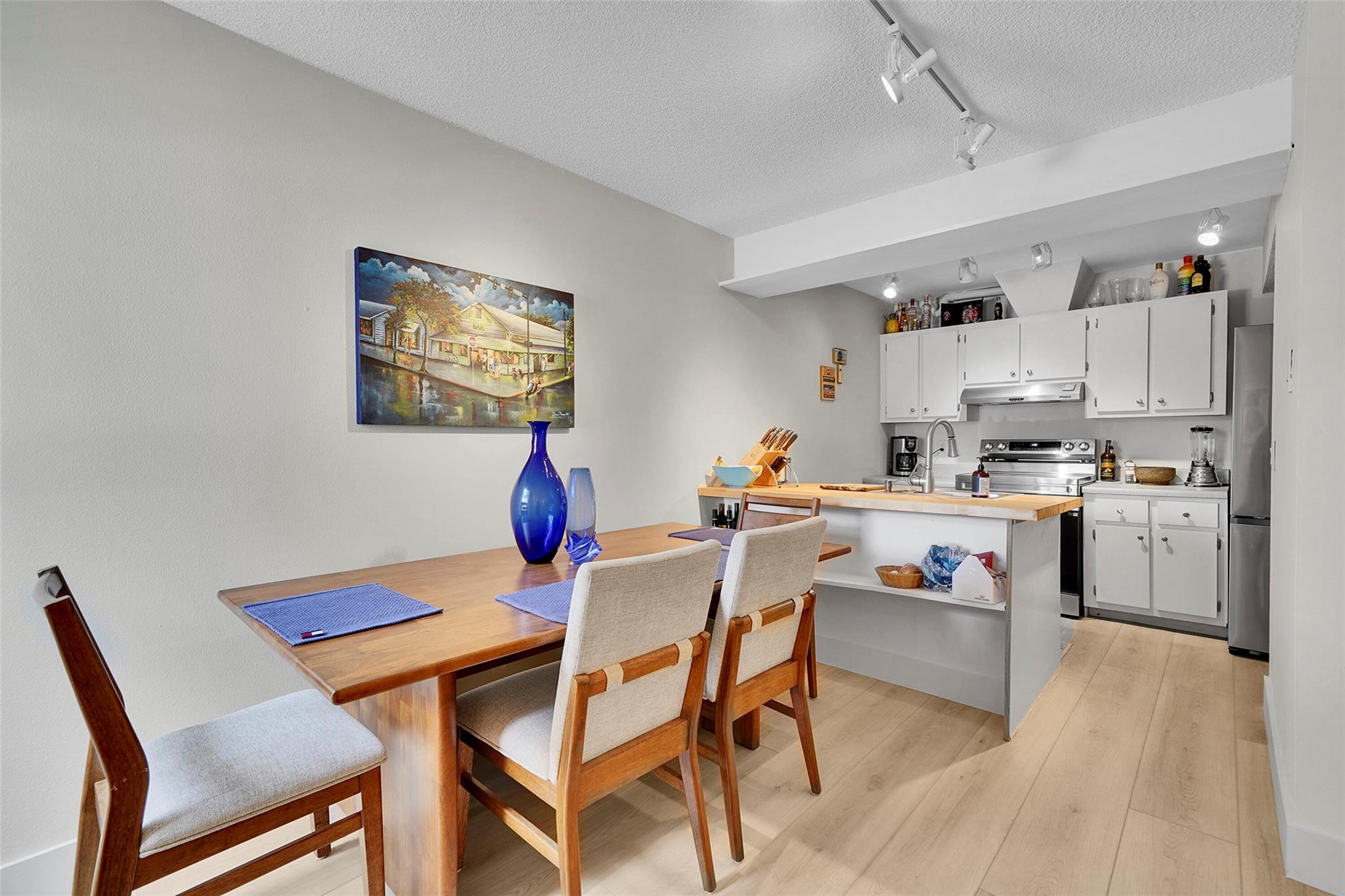 670 Kensington Pl 5B