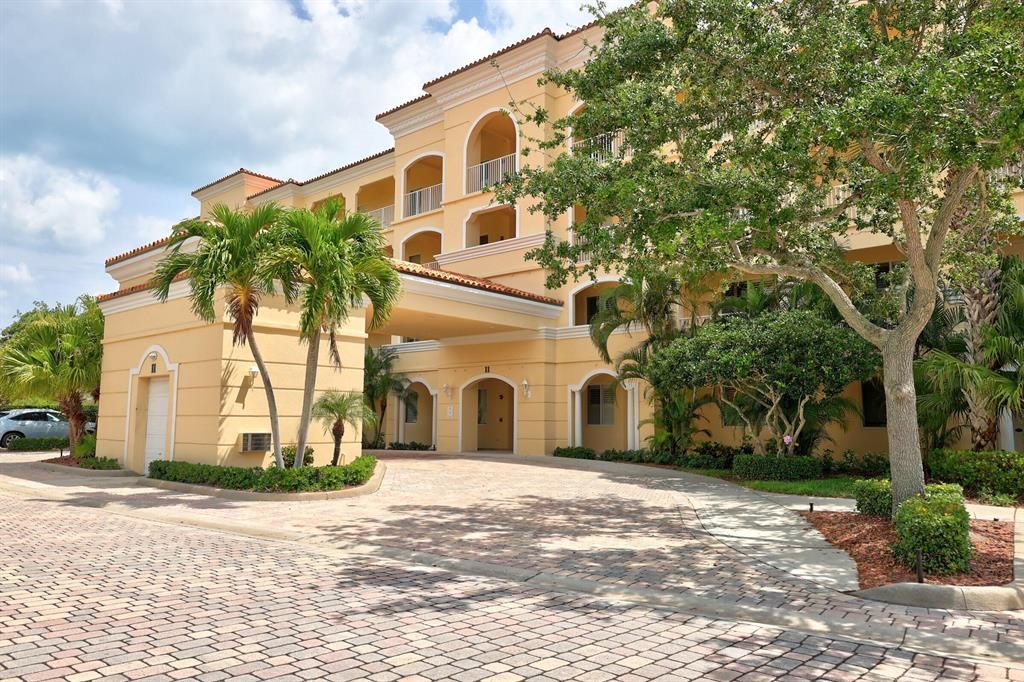 Photo of 11 Harbour Isle Drive W #102, Fort Pierce, FL 34949 (MLS # R10879493)