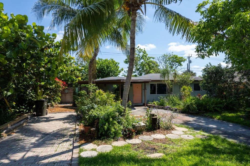 Photo of 537 Lindell Boulevard, Delray Beach, FL 33444 (MLS # F10443346)