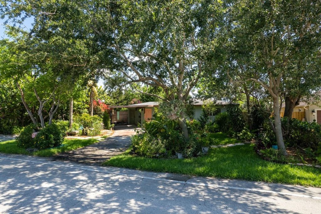 Photo of 537 Lindell Boulevard, Delray Beach, FL 33444 (MLS # F10443346)