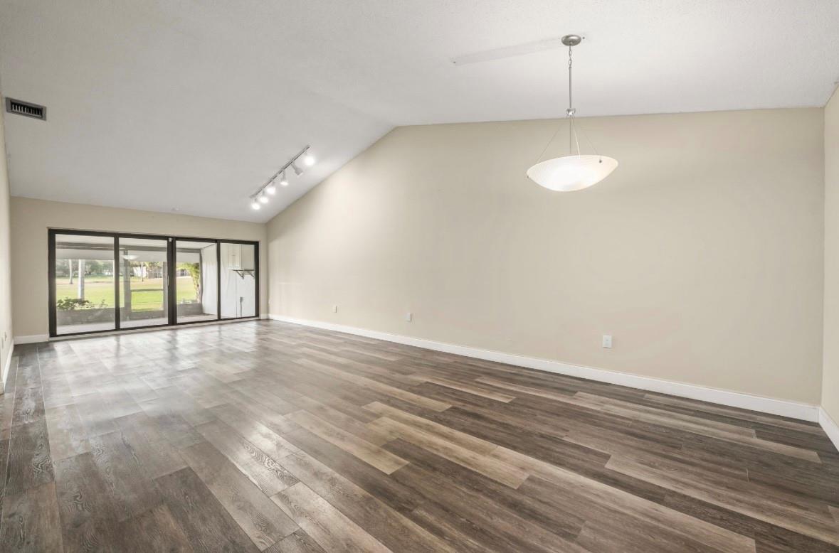 VILLAS AT BONAVENTURE IN - Residential