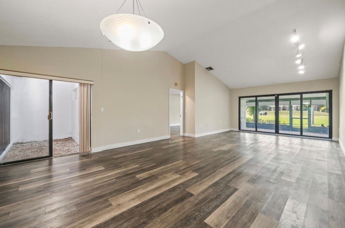 VILLAS AT BONAVENTURE IN - Residential