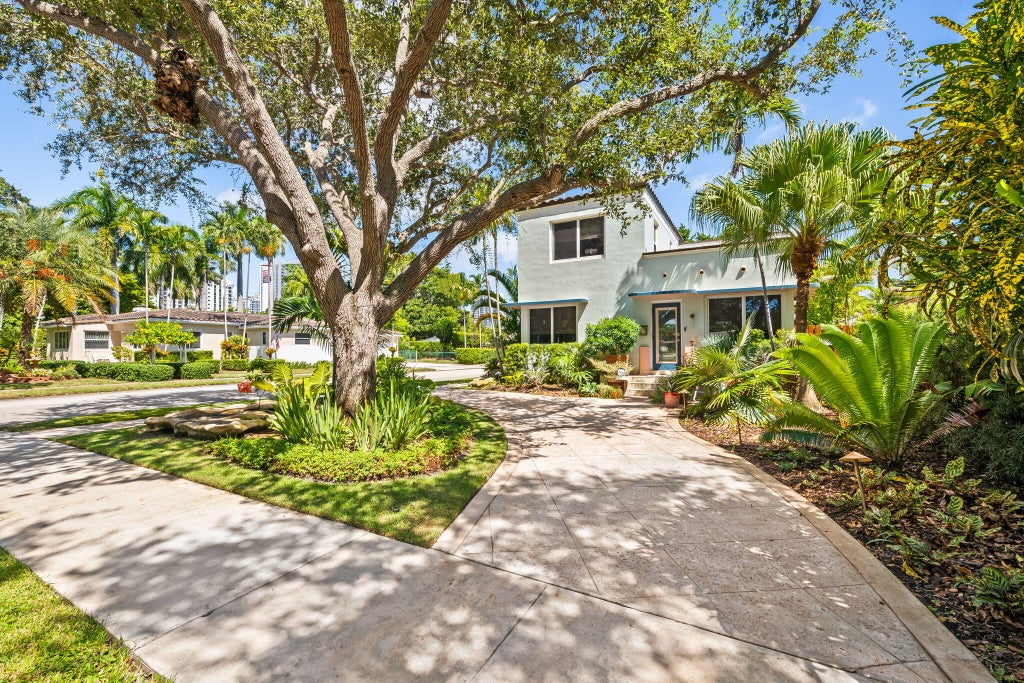 Photo of 1555 MONROE Street, Hollywood, FL 33020 (MLS # B26070082)