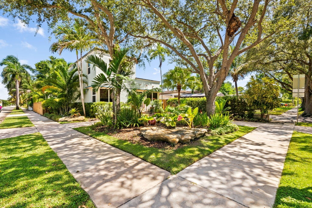 Photo of 1555 MONROE Street, Hollywood, FL 33020 (MLS # B26070082)