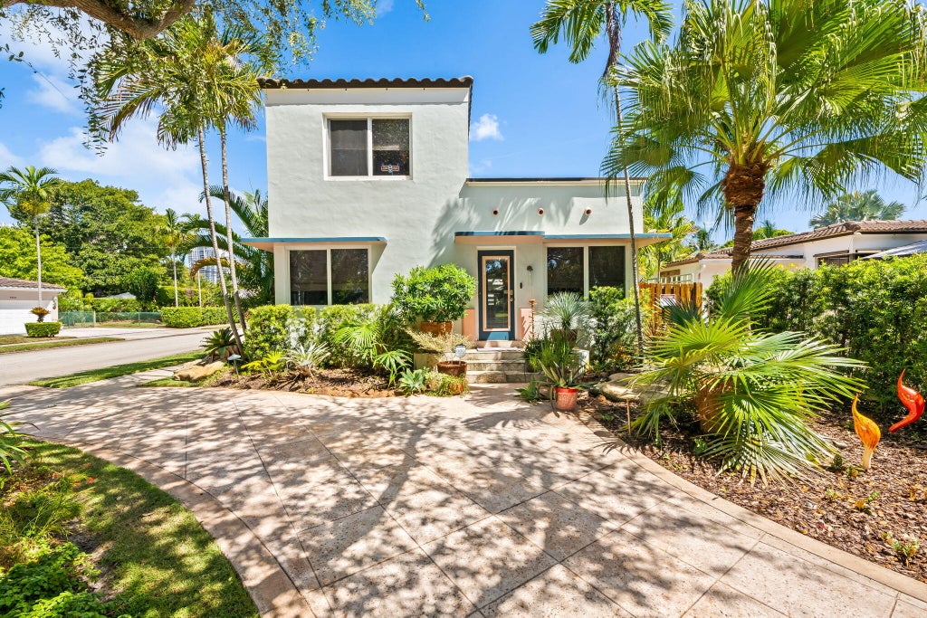 Photo of 1555 MONROE Street, Hollywood, FL 33020 (MLS # B26070082)