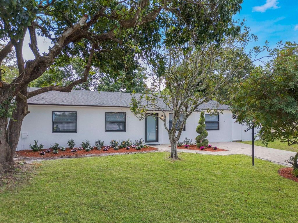 Photo of 992 Mohican Boulevard, Jupiter, FL 33458 (MLS # R11146588)