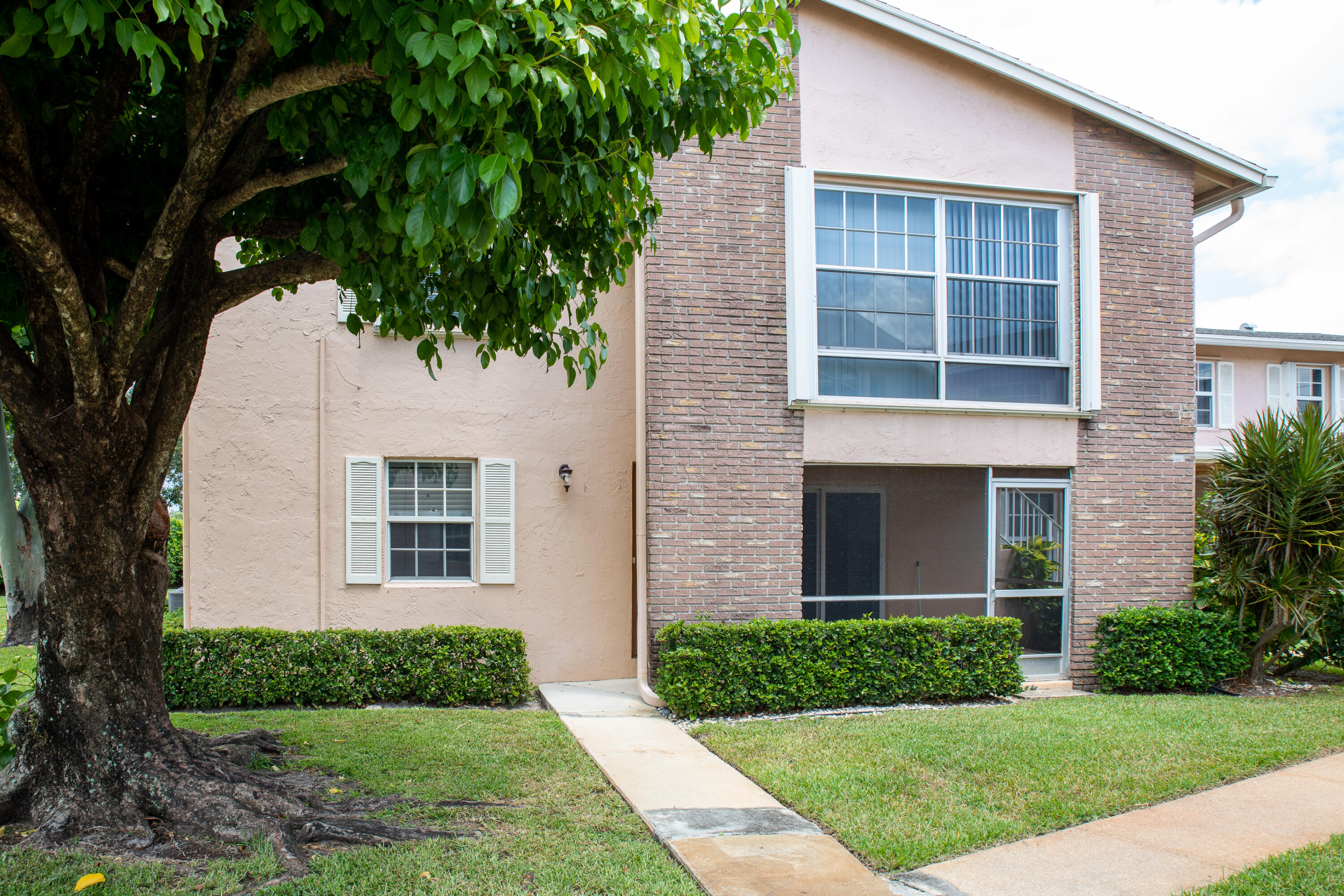 Freshly painted 2 bedroom 2 bathroom first floor condo perfectly located on Alternate A1A near the Palm Beach Gardens Mall!