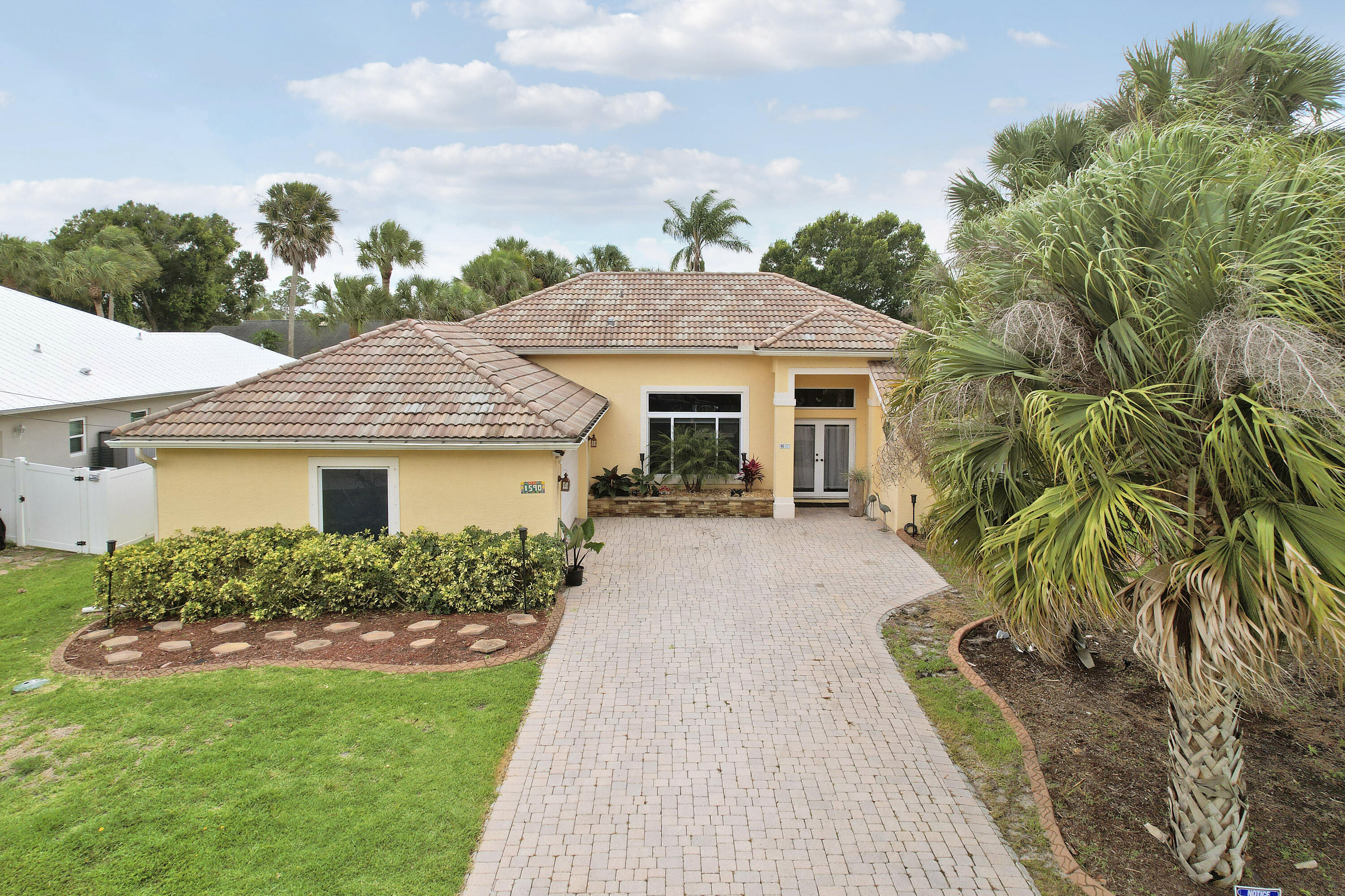 1590 SW Underwood Avenue, Port St Lucie, FL, 34953/$600,000 1 1590 SW Underwood Avenue