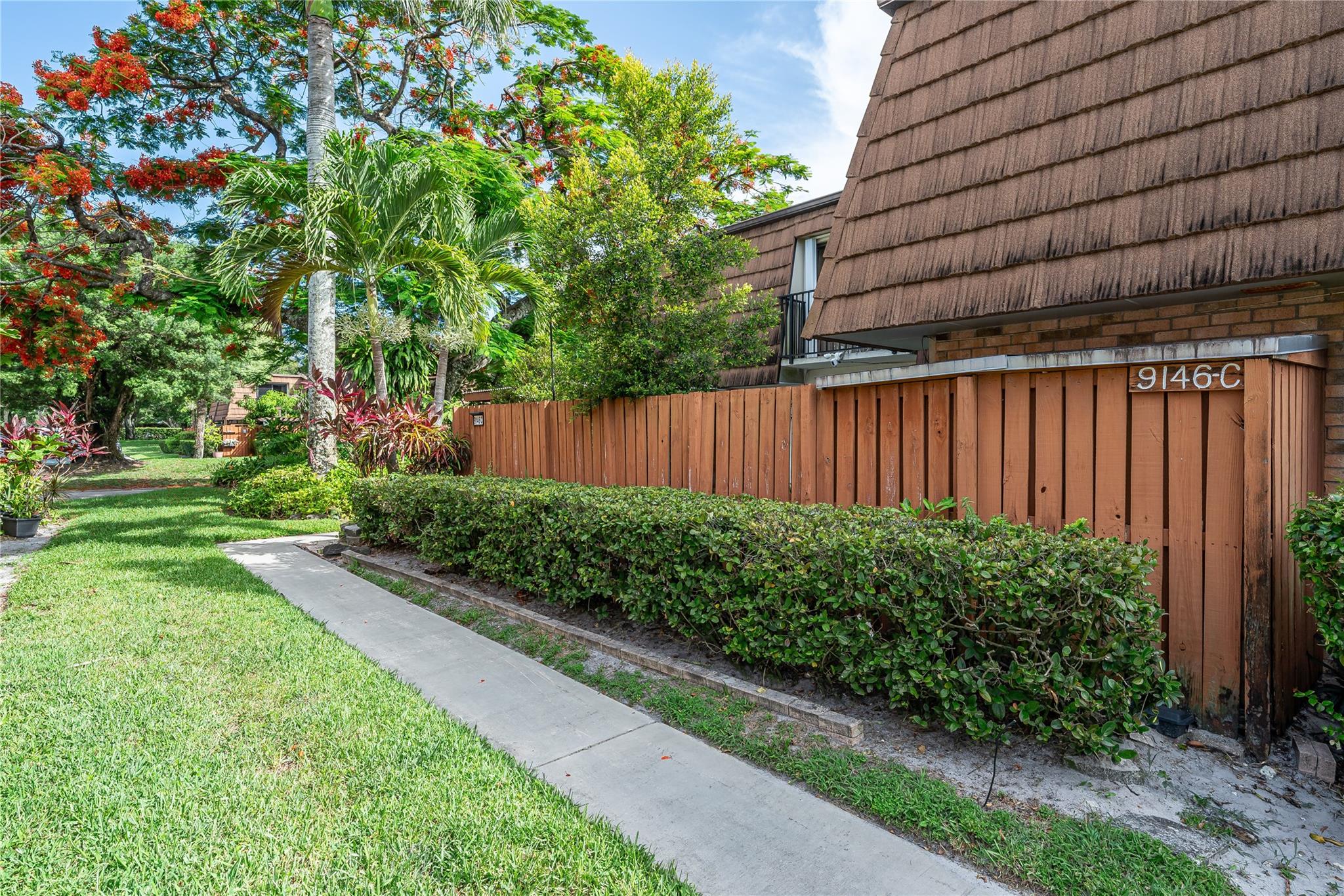 2 stories Townhouse in Pine Island Ridge Country Club. Newer Kitchen, Bathrooms, Flooring throughout both 1st and 2nd floors. All Newer Appliances such as Kitchen appliances, Washer/Dryer, AC units, Tankless Water heater. Excellent Schools are within the reach of this Pine Island Community. When you own in Pine Island Ridge Country Club you are automatically have access to a lot of amenities: Golf, Weight Room, Sauna, Steam Room, Basketball Court, Tennis Court, Bocce board, cookout areas, Swimming pool, card rooms arts and crafts, entertainment, 2 Restaurants and lounges. Little doggies allowed up to 20 pounds.